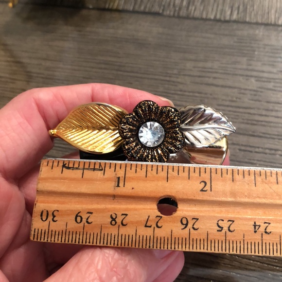 Vintage 80’s - 90’s Acrylic Gem & Flower Cluster Clip Earring Black & Gold - Picture 10 of 14